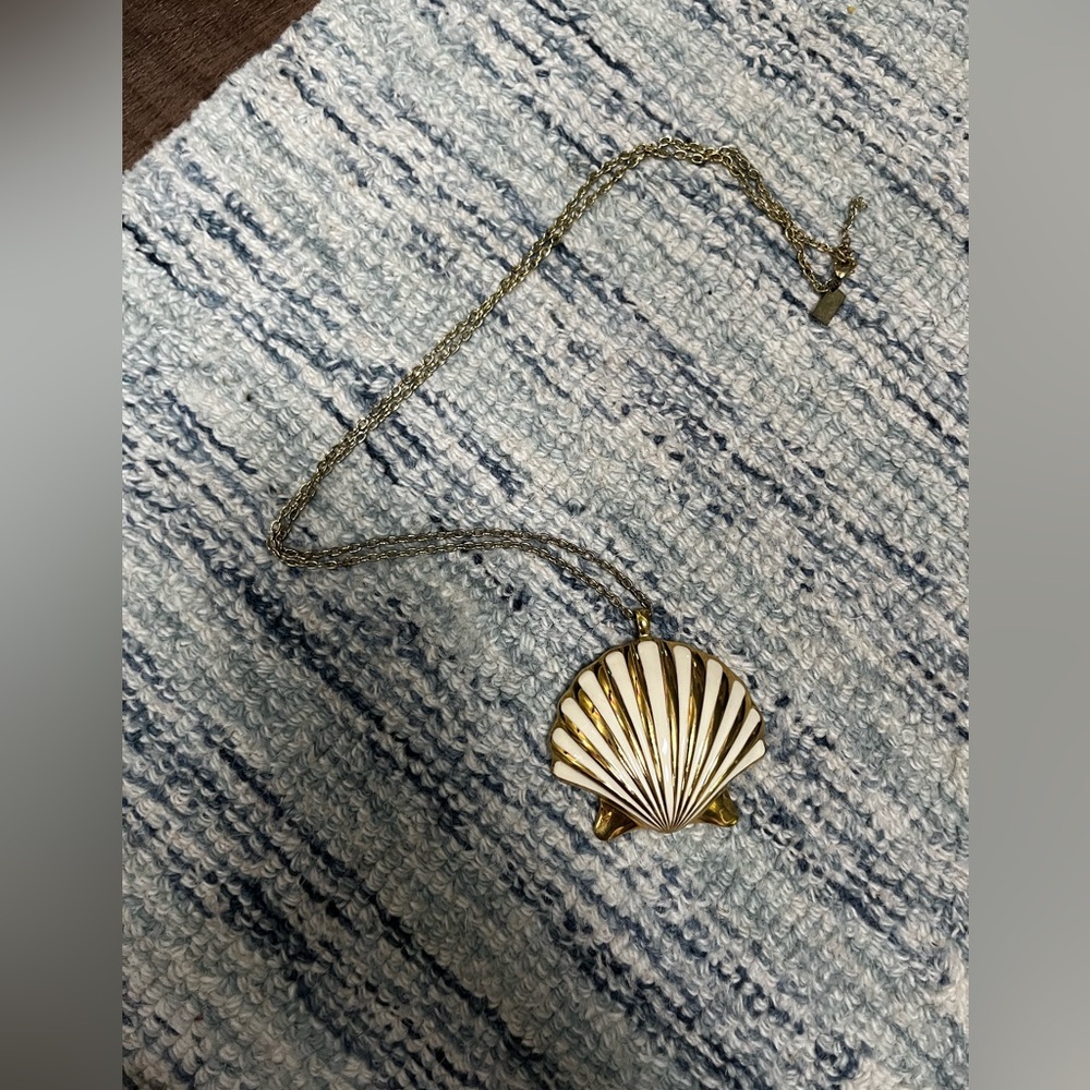 VGUC Lilly Pulitzer Shellabrate Shell Necklace with secret bottle opener